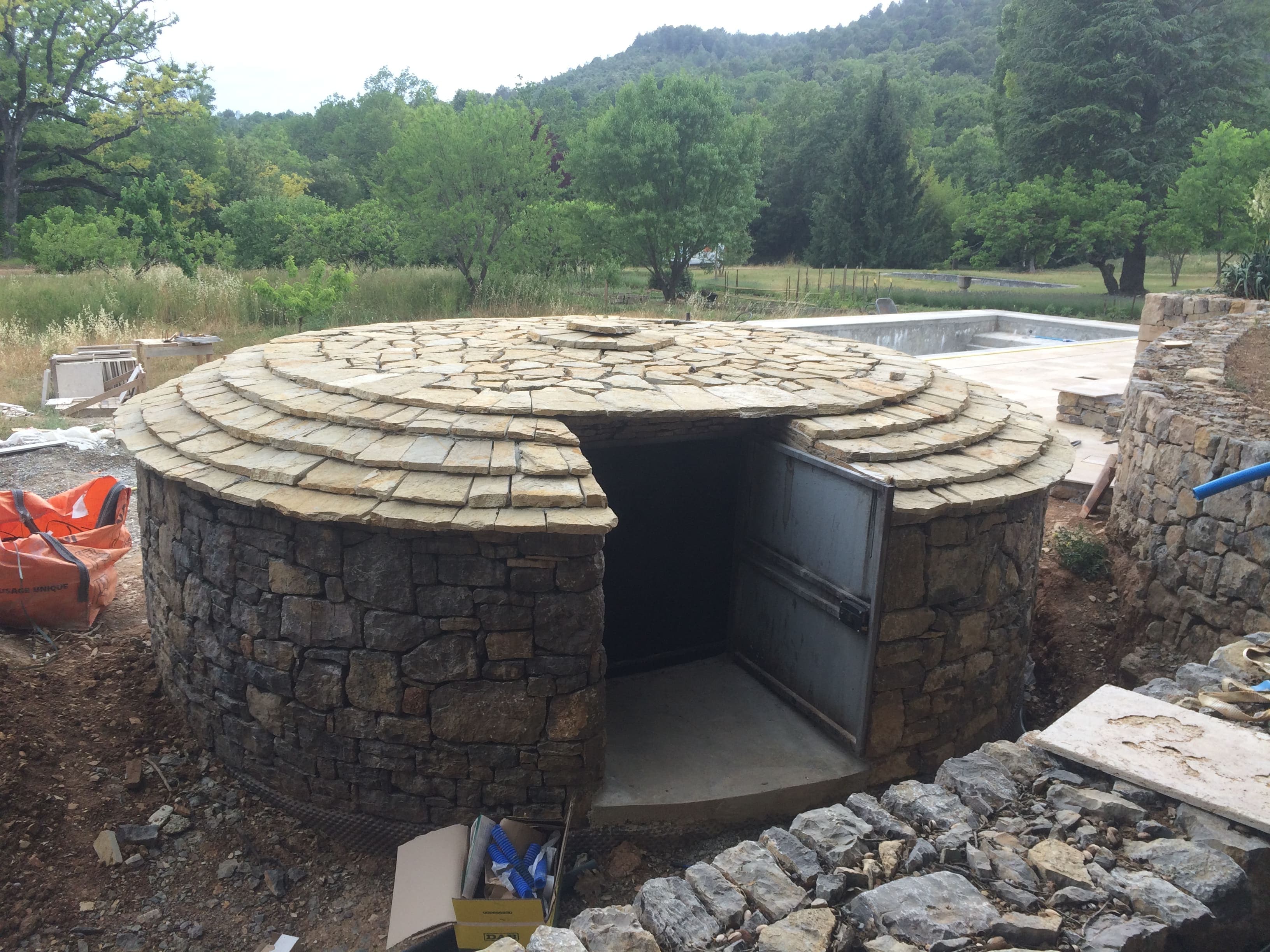 Cave ronde en pierre — en cours