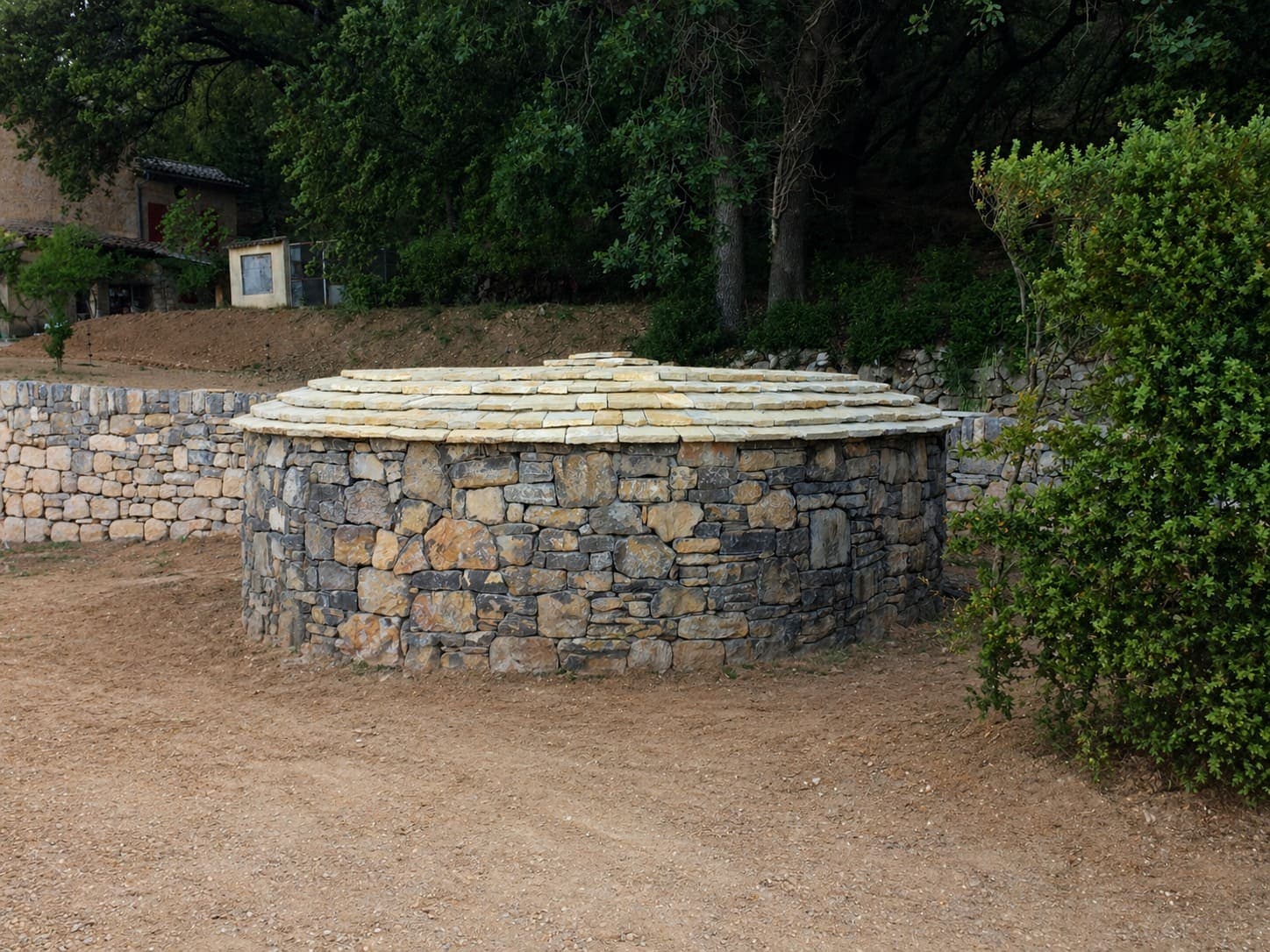 Cave ronde en pierre sèche — terminée