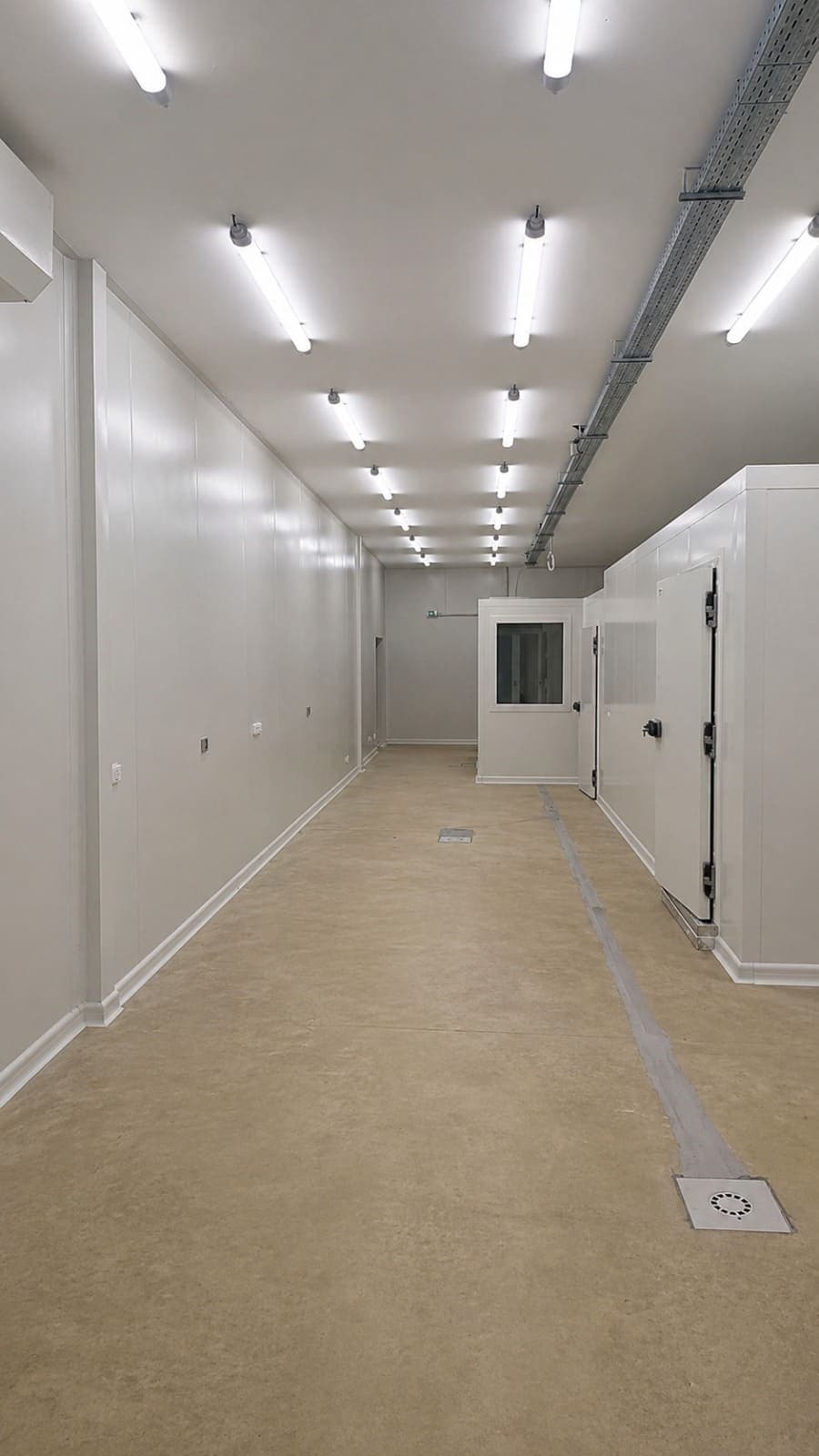 Couloir industriel — chambres froides