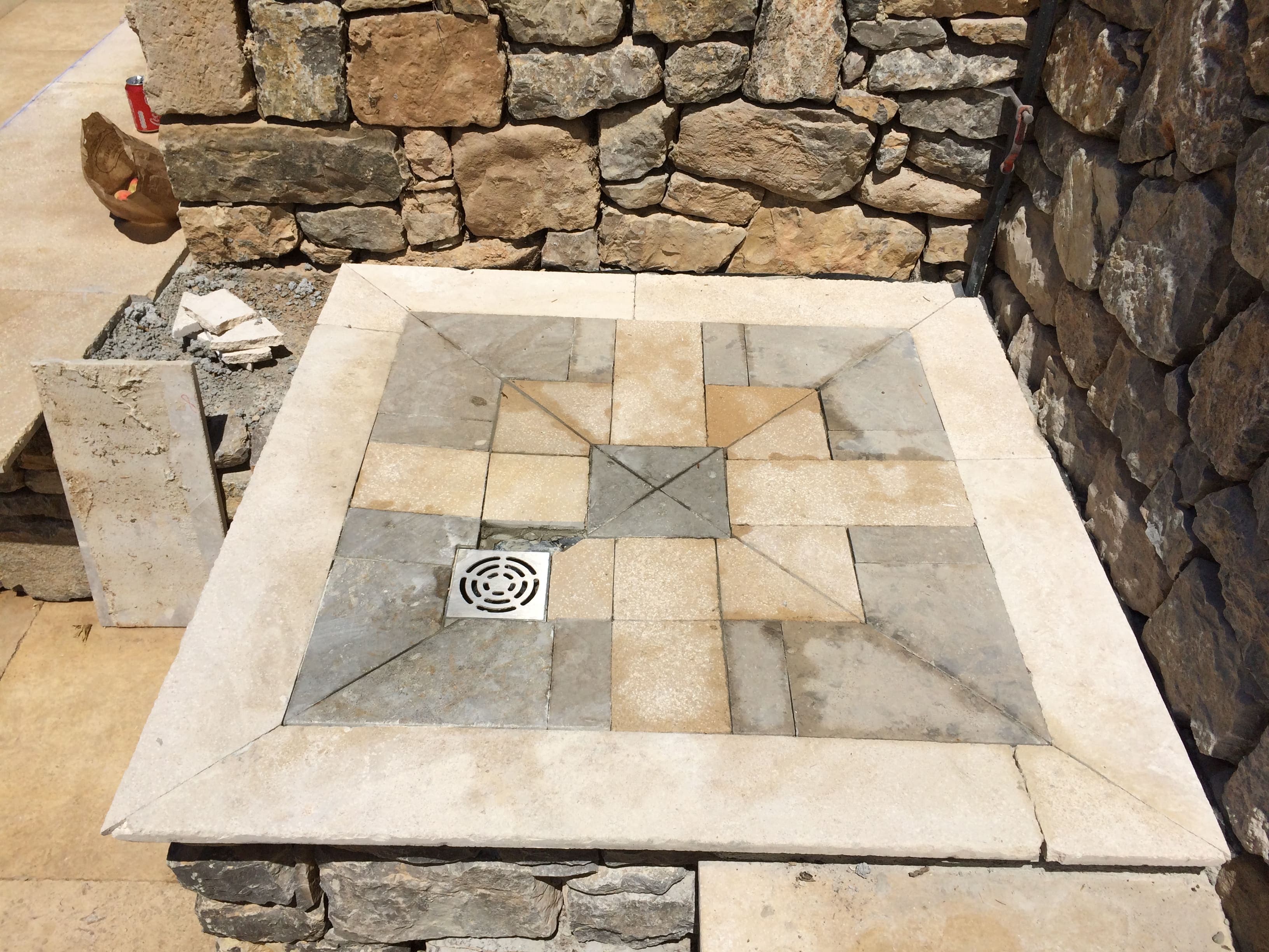 Douche extérieure — pierre et dallage