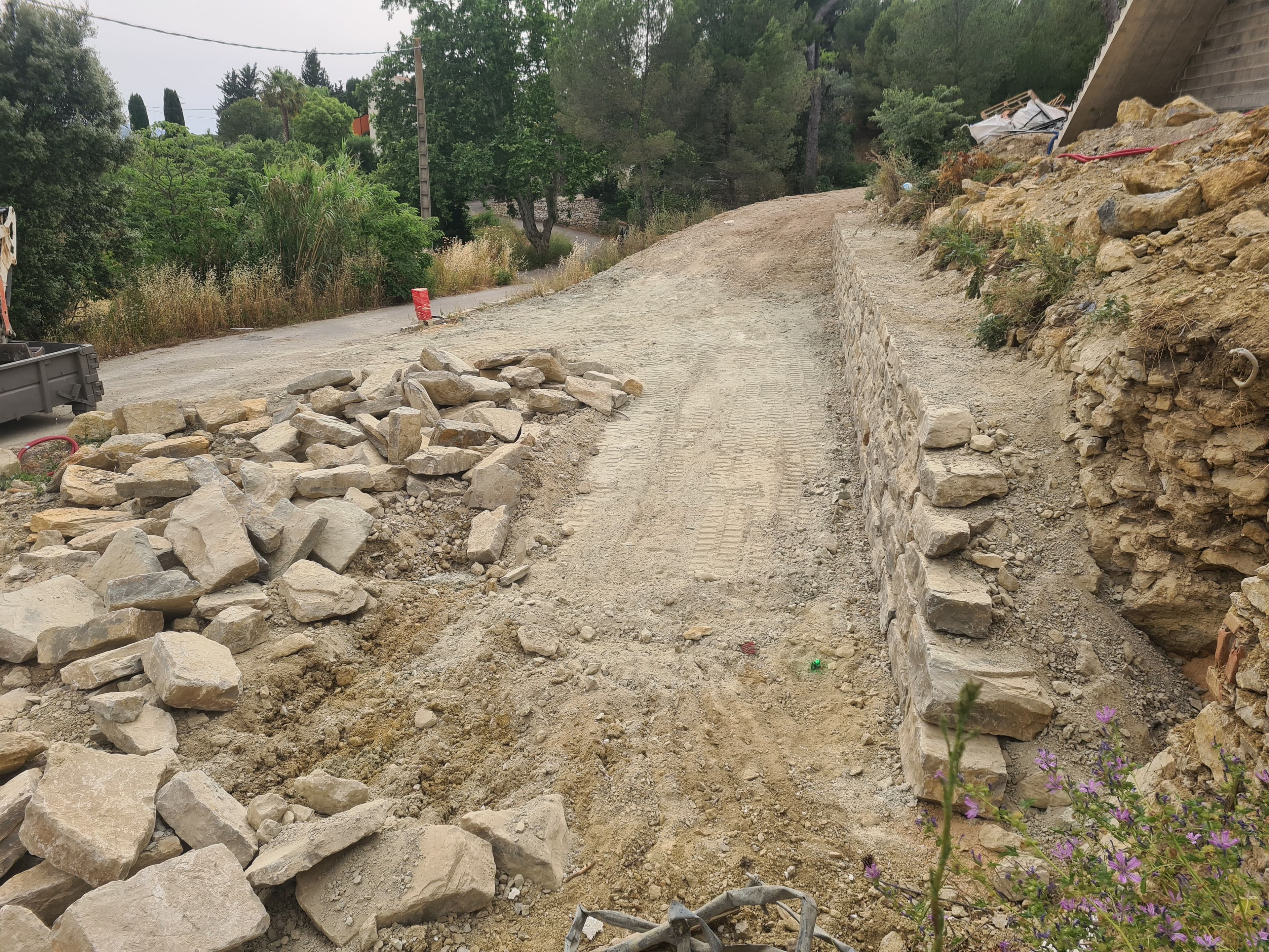 Mur de soutènement — chemin d'accès