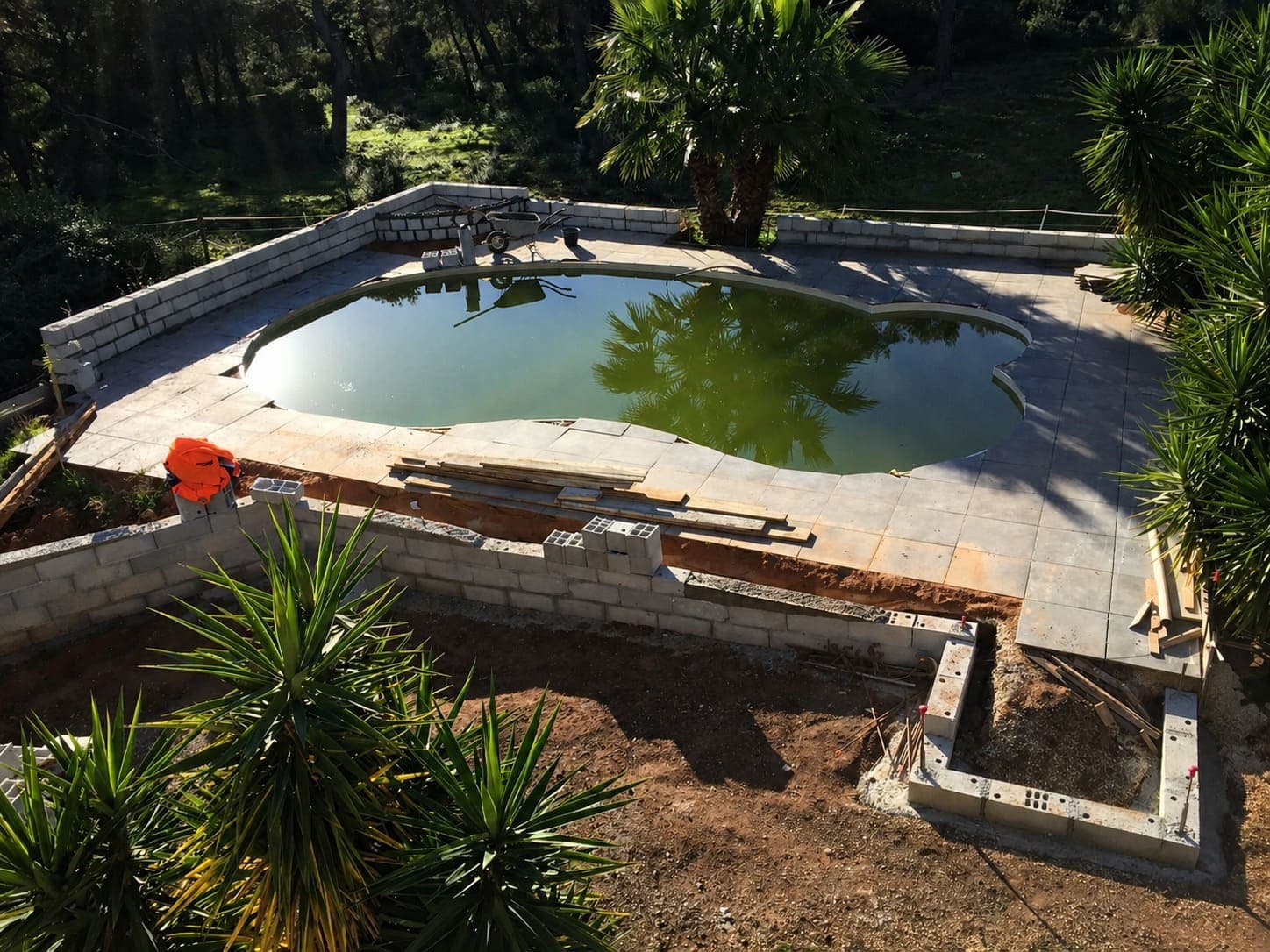 Piscine ovale — vue aérienne (2)