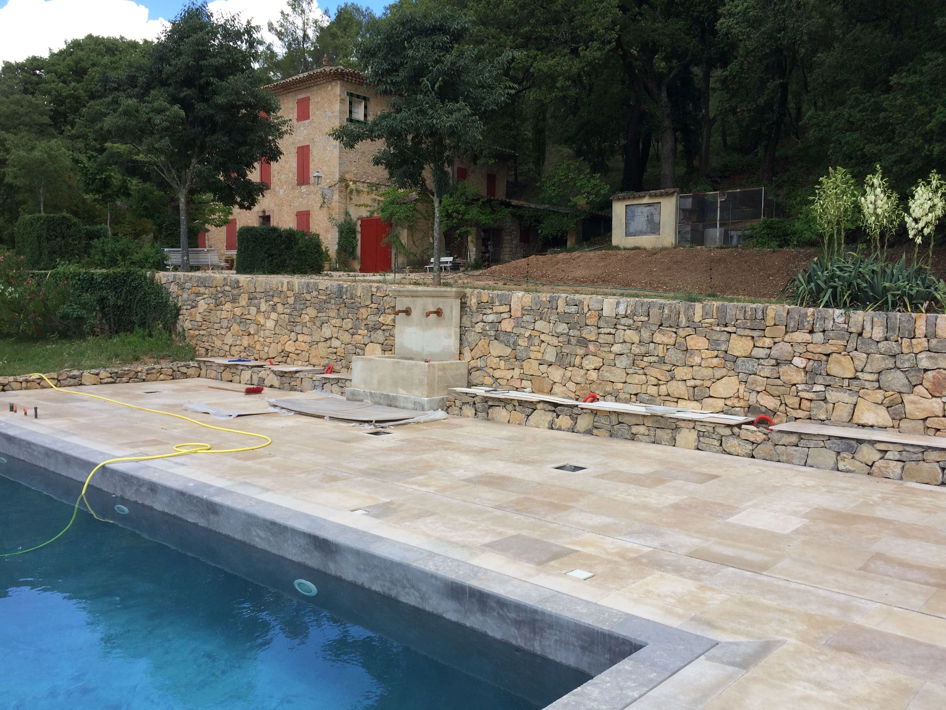 Terrasse piscine — mur en pierre